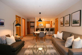 CRYSTAL FOREST 2BR Ski In Ski Out with PRIVATE Hot Tub Sun Peaks